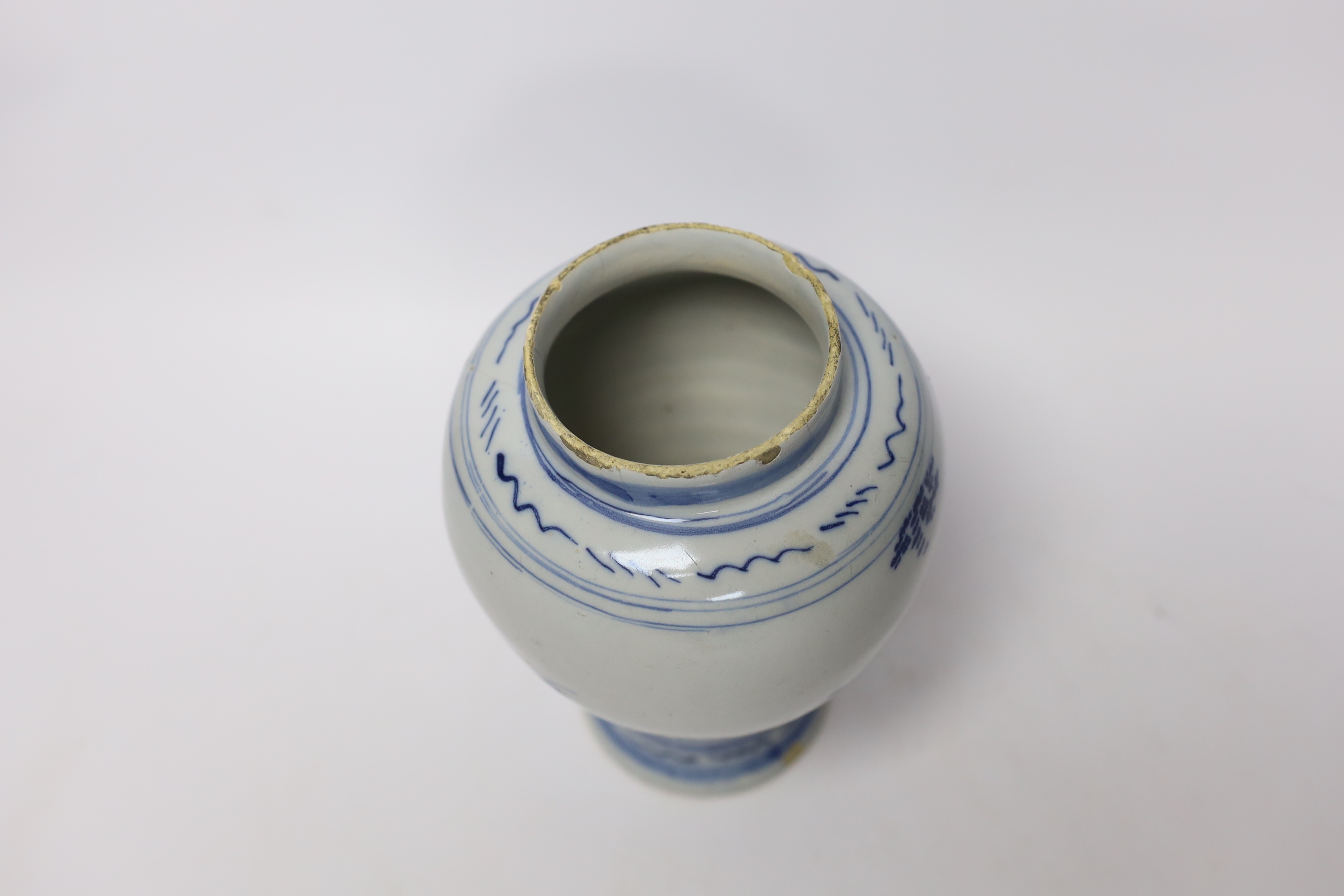 An 18th century Dutch Delft vase, 18cm